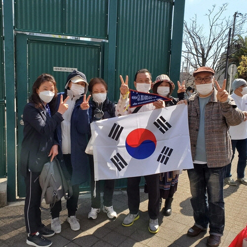 효고현 민단 응원단이 한국계 민족학교 교토국제고의 고시엔 첫 시합을 앞두고 태극기를 들고 필승을 다짐하고 있다. [사진제공=연합뉴스]